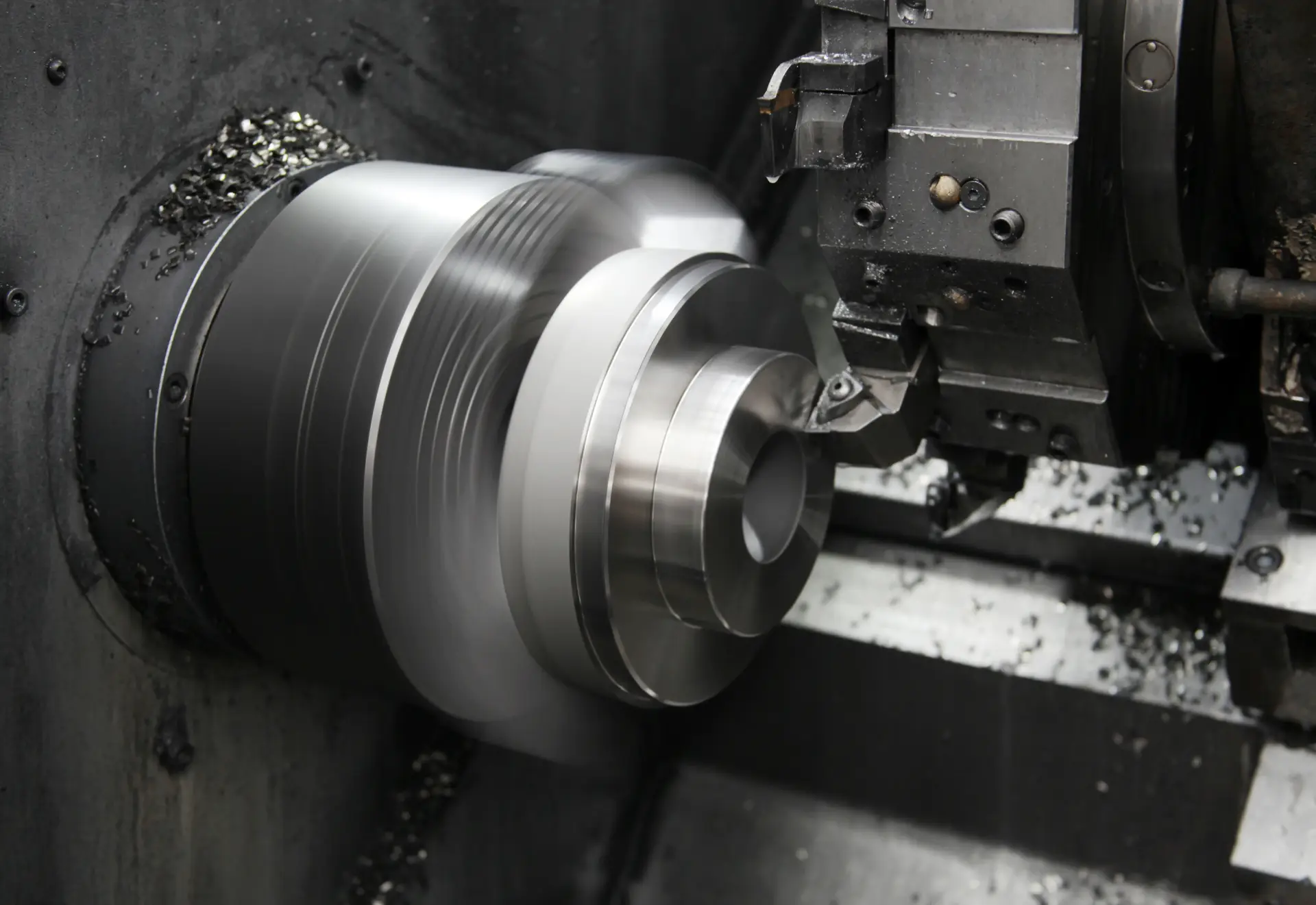 Toczenie CNC detalu stalowego na tokarce — Nomatec
