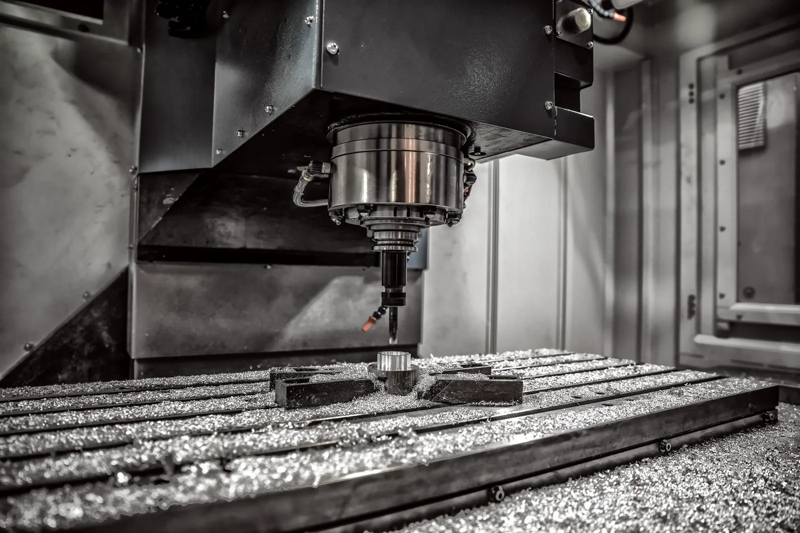 Elementy metalowe przygotowane do obróbki CNC