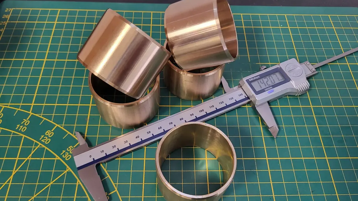 Toczone tuleje z brązu mierzone suwmiarką — realizacja Nomatec
