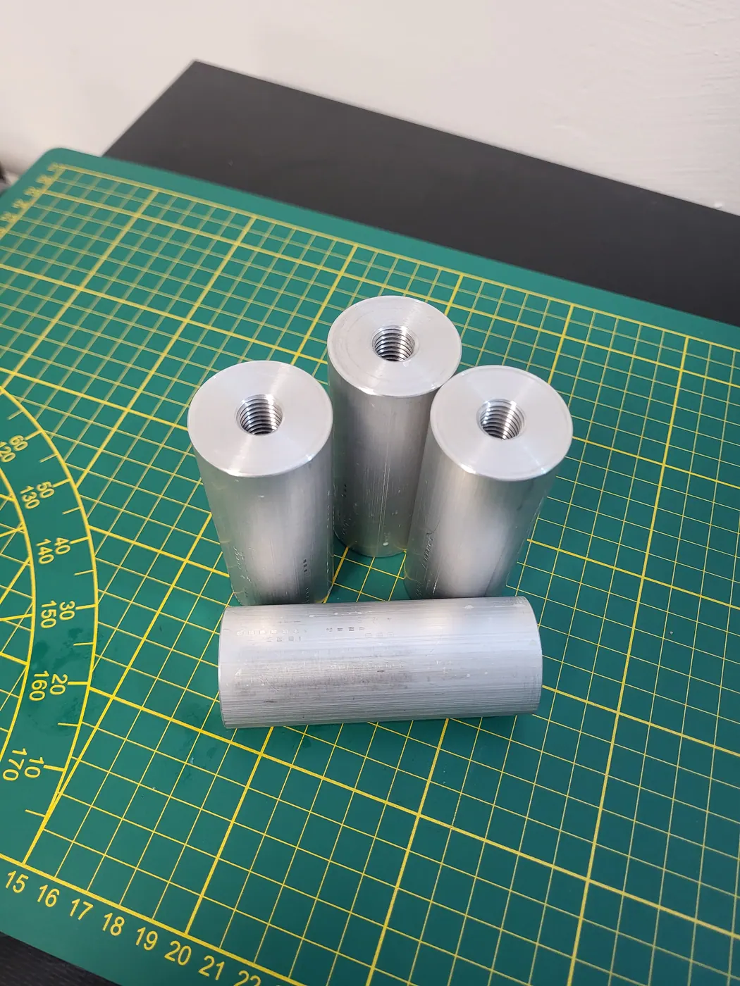 Distanzhülsen aus Aluminium mit Innengewinde nach Zeichnung