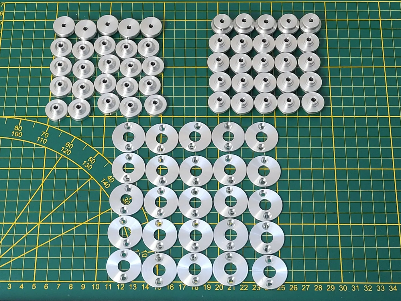 In Serie gedrehte Aluminiumscheiben auf der Messmatte
