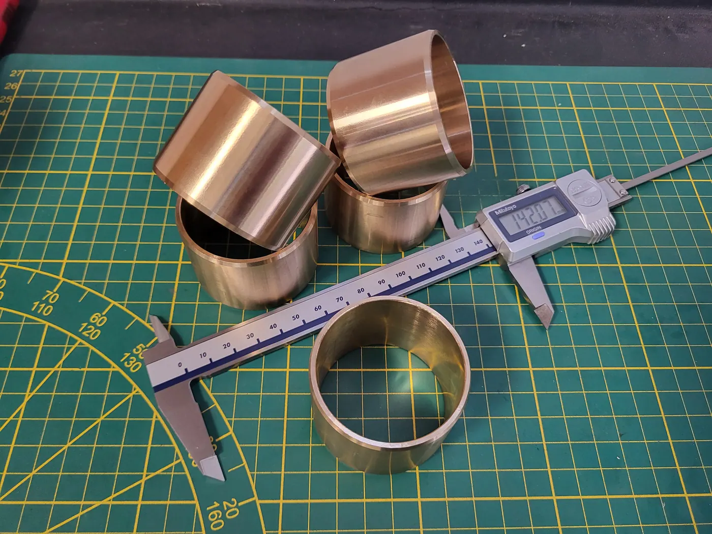 Tuleje z brązu o średnicy około 142 mm zmierzone suwmiarką