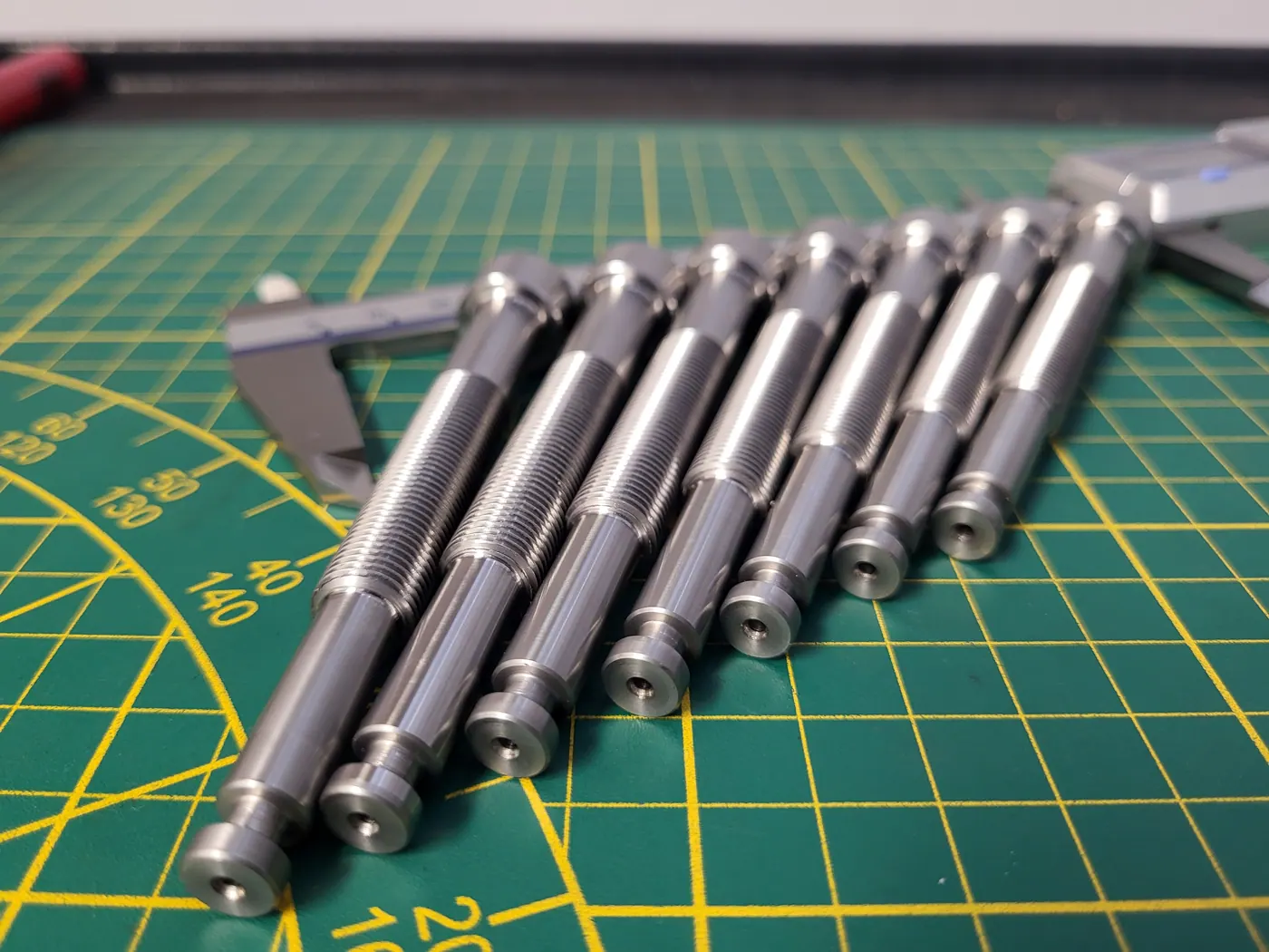 Gewindebolzen, vor dem Verpacken der Serie mit dem Messschieber geprüft