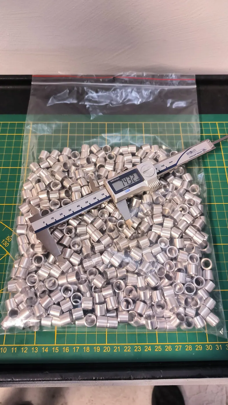 Hunderte kleiner Aluminiumhülsen im Beutel, vor dem Versand geprüft